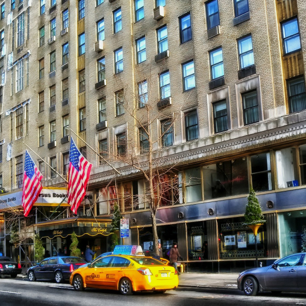 Um dos hotéis mais icônicos de NY, o Carlyle ganha coffee-table book à sua altura