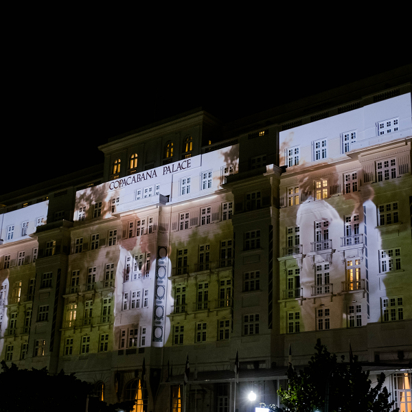 Campanha de Beyoncé e Jay-Z para a Tiffany & Co é projetada na fachada do Copacabana Palace