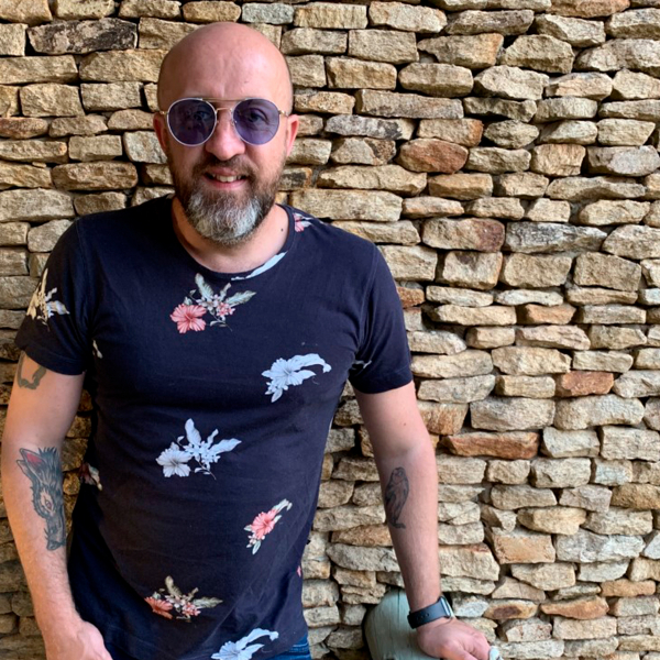 Fabrício Carpinejar desvenda segredos do amor com textos em guardanapos: ‘Amor sincero é direito do consumidor’