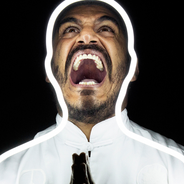 Ronaldo Fraga, Criolo e Zeca Camargo aparecem em silhuetas luminosas em expo no metrô de SP