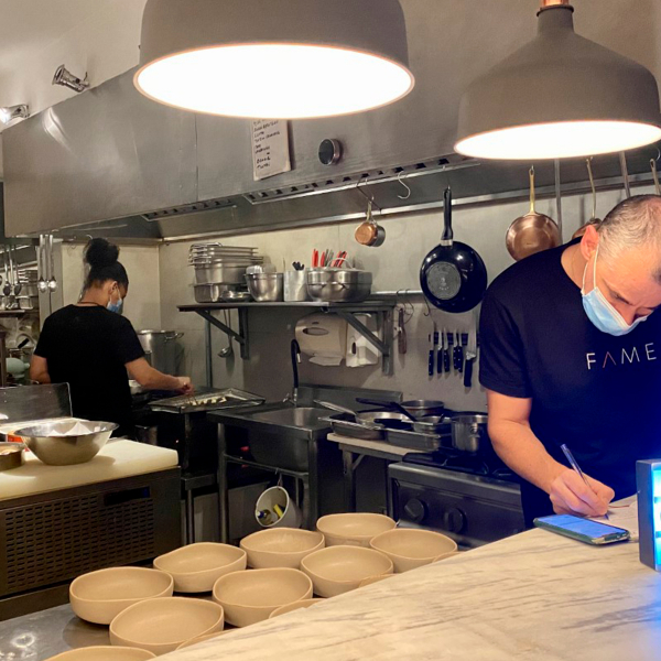 O que há por trás da portinha da escondida Fame Osteria