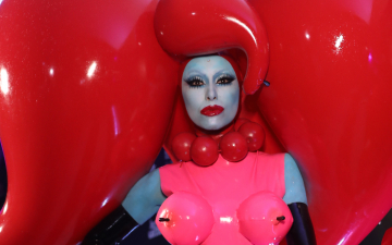 Sabrina Sato usa fantasia com balões e passa perrengue para não “estourar” o look