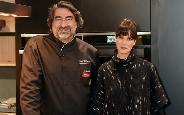 Zeca Camargo prepara atum selado e abacaxi com creme de capim santo para a chef Helena Rizzo; aprenda as receitas