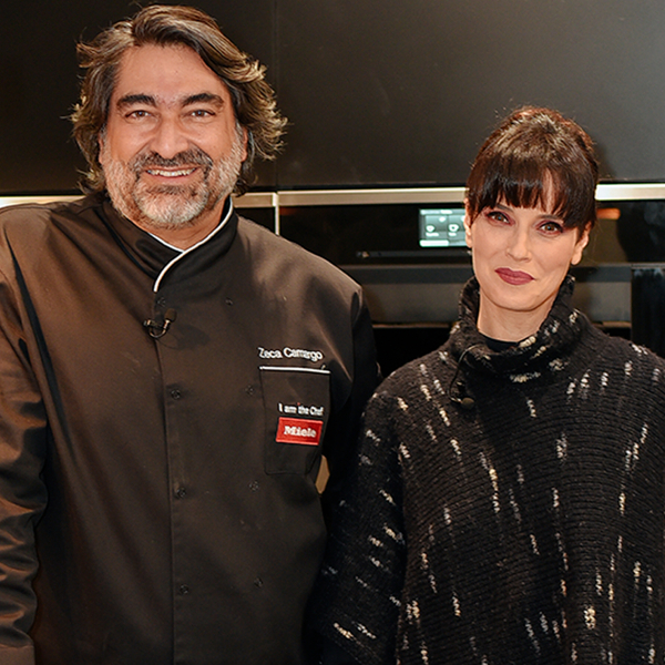 Zeca Camargo prepara atum selado e abacaxi com creme de capim santo para a chef Helena Rizzo; aprenda as receitas