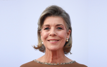 Princesa Caroline de Mônaco quebra padrões estéticos da monarquia ao assumir os fios brancos