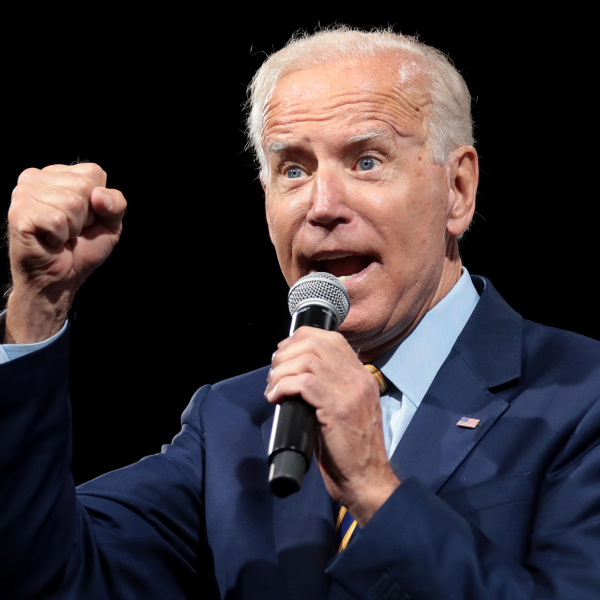 Joe Biden é trolado na internet por fazer discurso em Casa Branca ‘fake’