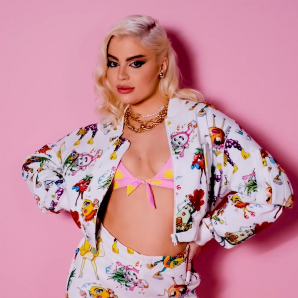 Luisa Sonza em mood tropical na capa da revista J.P, usando a nova collab Moschino for Riachuelo
