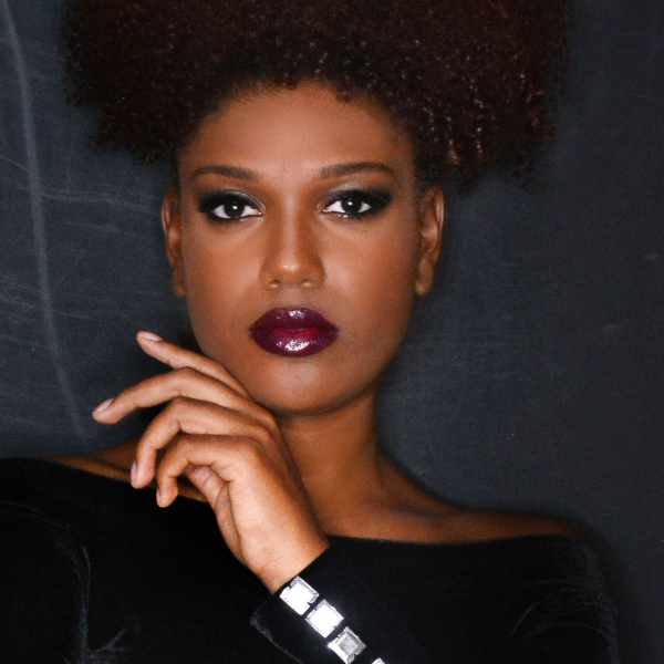 “A meta não é imitá-la, mas homenageá-la”, afirma Mylena Jardim ao interpretar Whitney Houston em musical