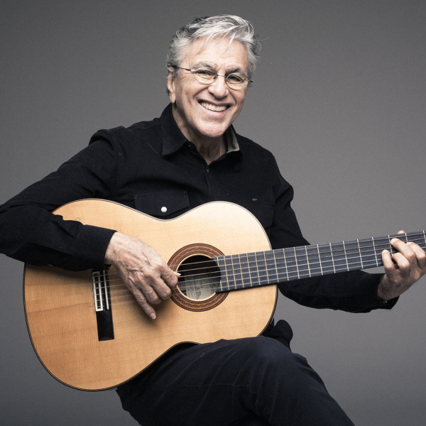 Do ‘você é burro, cara’ a beijaço em Tatá Werneck: relembre momentos inusitados nos 80 anos de Caetano Veloso