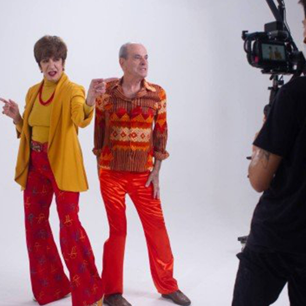 Ney Matogrosso e Sandra Pêra celebram Belchior em clipe de “Velha Roupa Colorida”