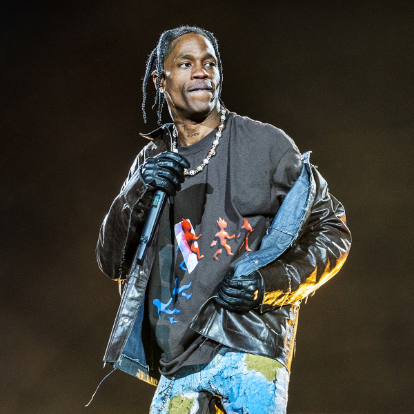 Travis Scott e Drake são processados em US$ 2 bilhões por tragédia em festival