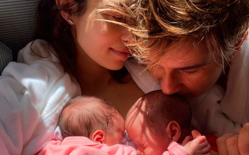 Nanda Costa e Lan Lanh apresentam as filhas gêmeas Kim e Tiê: “As mães estão ‘on’ e explodindo de amor”