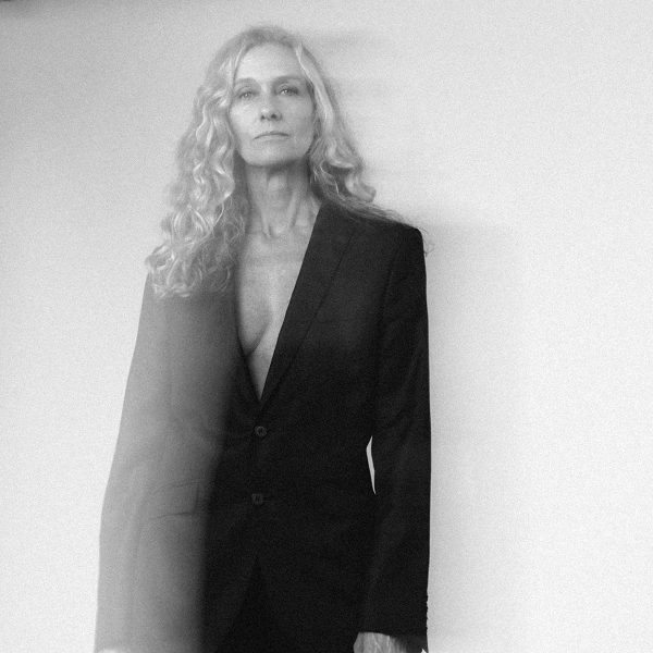 Atriz e modelo alemã Constanze von Oertzen, de 56 anos, posa para o Ponto V de Marina Sanvicente
