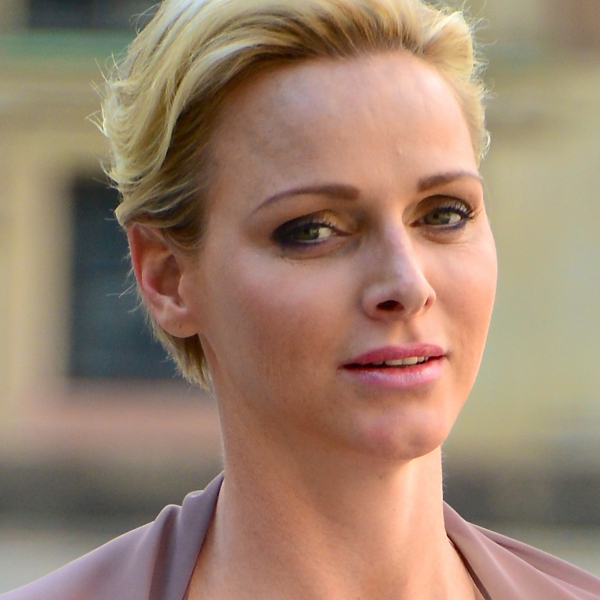Princesa Charlene de Mônaco deixa novamente o principado para cuidar da saúde