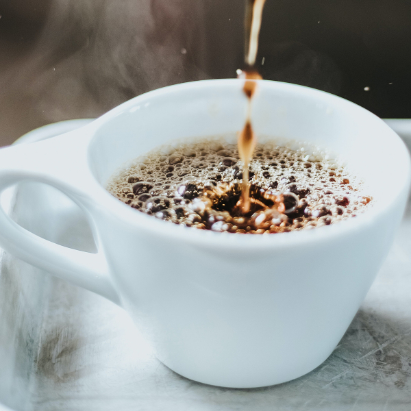 Por que você não deve tomar café logo ao acordar? Nutricionista explica