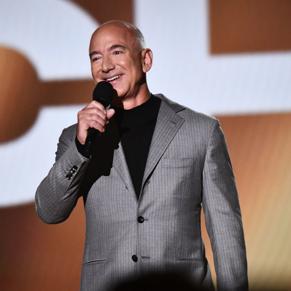 Jeff Bezos termina a semana quase R$ 52 bilhões menos rico