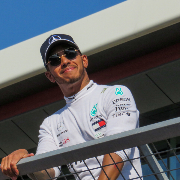 Lewis Hamilton deixa de ser vizinho de Gisele em NY ao vender cobertura por quase R$ 285 milhões
