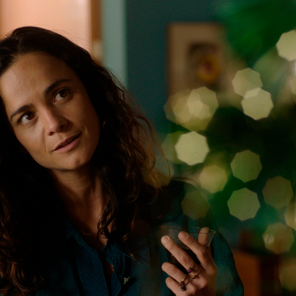 Alice Braga exalta cinema nacional como solução para ‘colorir’ o país: ‘Estamos em um Brasil muito machucado’