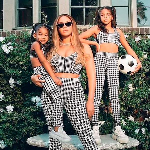 Blue Ivy e Rumi Carter aparecem modelando ao lado da mãe Beyoncé