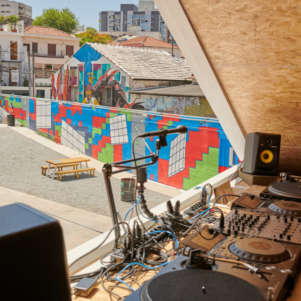 LOTE: Pinheiros ganha novo espaço cultural com diálogo entre moda, música e artes, em SP