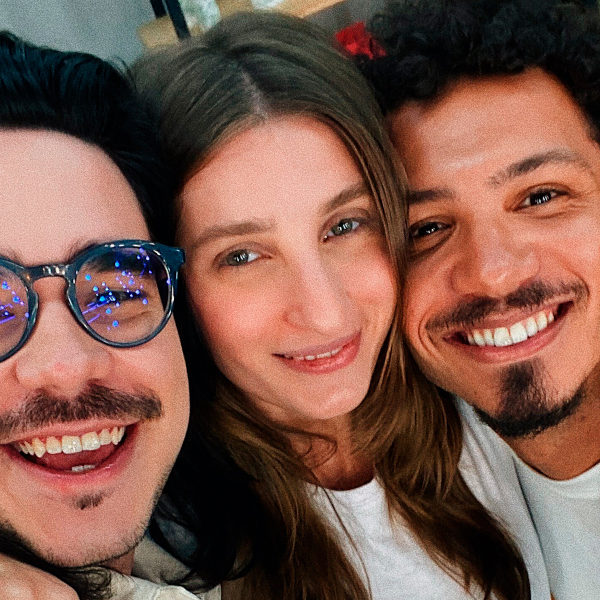Podcast ‘Clube do Pé na Bunda’ cria grupo de apoio para corações partidos