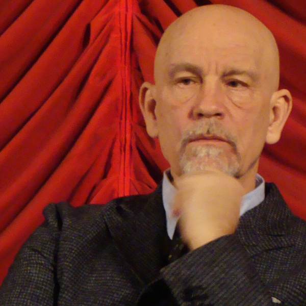 Com cartão de vacinação vencido, John Malkovich tem entrada negada em hotel de Veneza