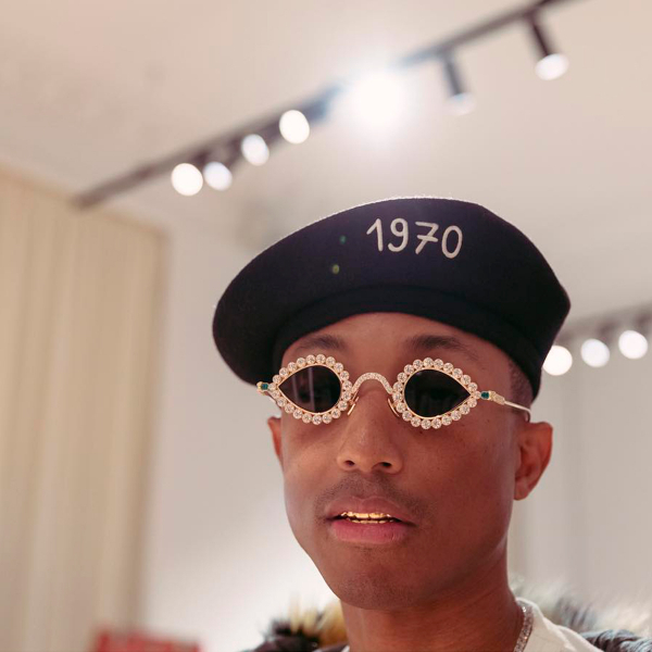 Óculos de diamantes de Pharrell Williams e bolsa ‘cabeça’ de Schiaparelli são acusadas de plágio