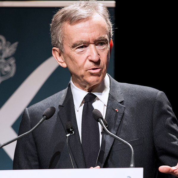 Segundo mais rico do mundo, Bernard Arnault tenta fechar negócio que o tornaria concorrente direto de Elon Musk