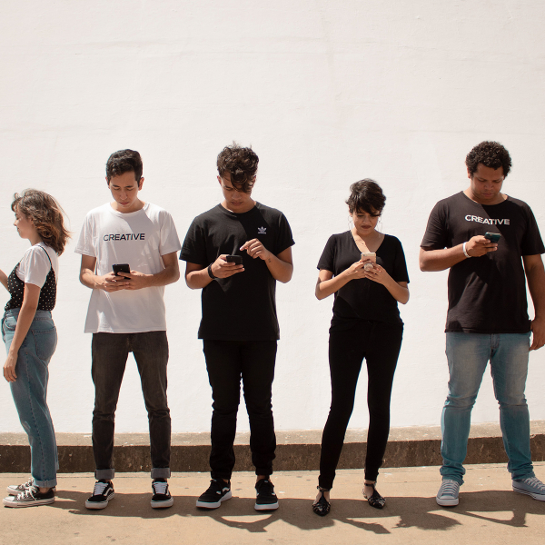 Quem passou mais tempo no celular em 2021? Sim, o brasileiro, aponta pesquisa