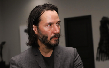 Keanu Reeves morre de vergonha de ser rico, revela amigo do astro
