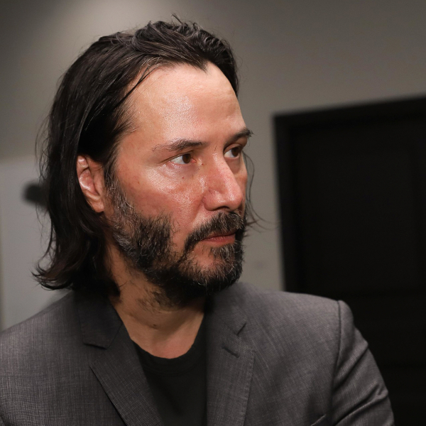 Keanu Reeves morre de vergonha de ser rico, revela amigo do astro
