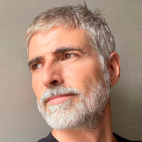 Aos 49 anos, Reynaldo Gianecchini assume visual 100% grisalho