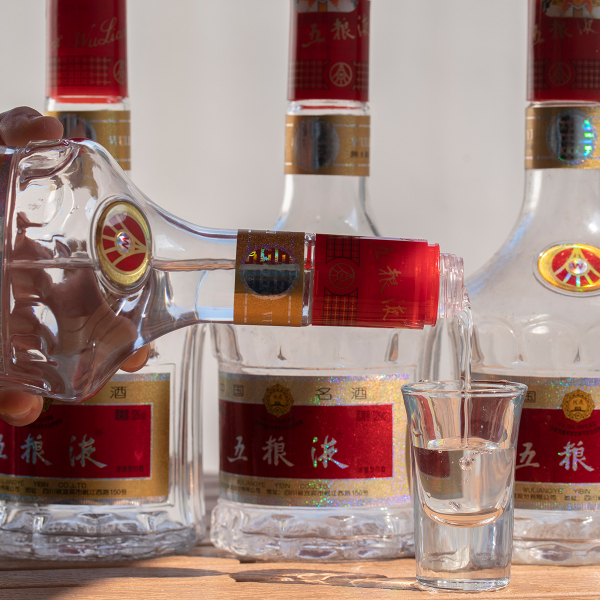 Baijiu chinês: o destilado mais consumido do mundo é um “desconhecido” dos brasileiros
