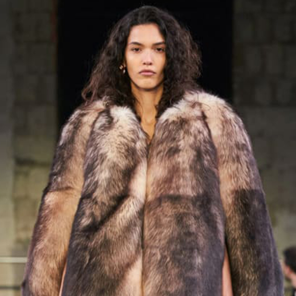 Matthieu Blazy apresenta sua primeira coleção na Bottega Veneta com muito couro e olhar apurado para o clássico