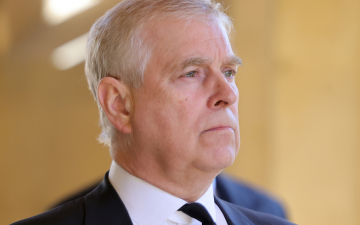 Príncipe Andrew tentou convencer Elizabeth II a ‘puxar o tapete’ de Charles III, diz biografia
