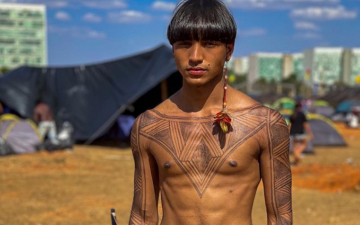 Modelo de origem Pataxó é a nova aposta do Brasil na moda internacional. Conheça Noah Alef
