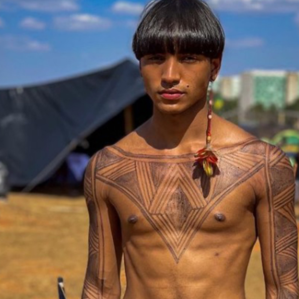 Modelo de origem Pataxó é a nova aposta do Brasil na moda internacional. Conheça Noah Alef