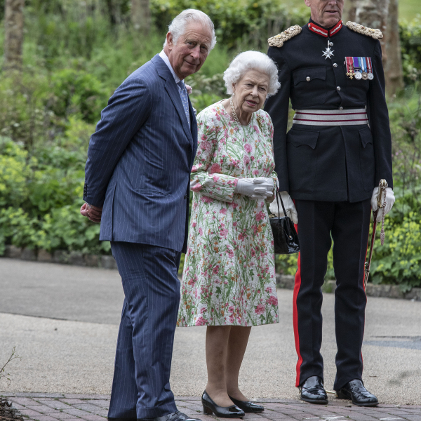 Elizabeth II está sendo monitorada 24h por dia depois de Charles contrair Covid-19 pela 2ª vez