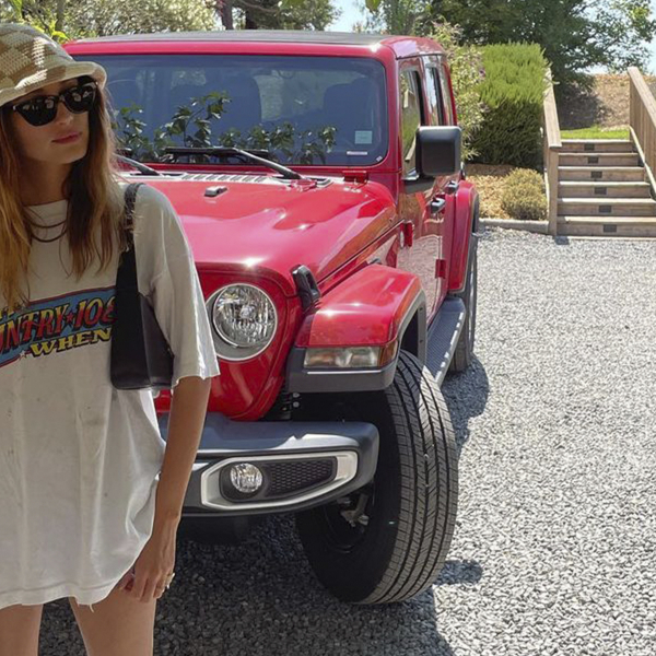 Estilo genderless de Hailey Bieber faz americanos se perguntarem se ela divide o guarda-roupa com Justin
