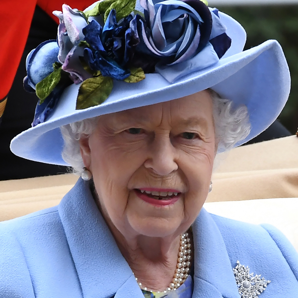 Elizabeth II é vista usando bengala que foi do marido, o príncipe Philip