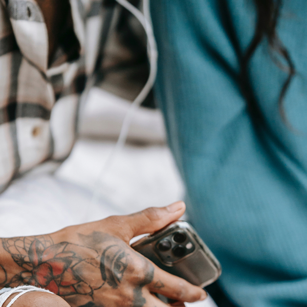 Oito podcasts sobre o amor para dar play
