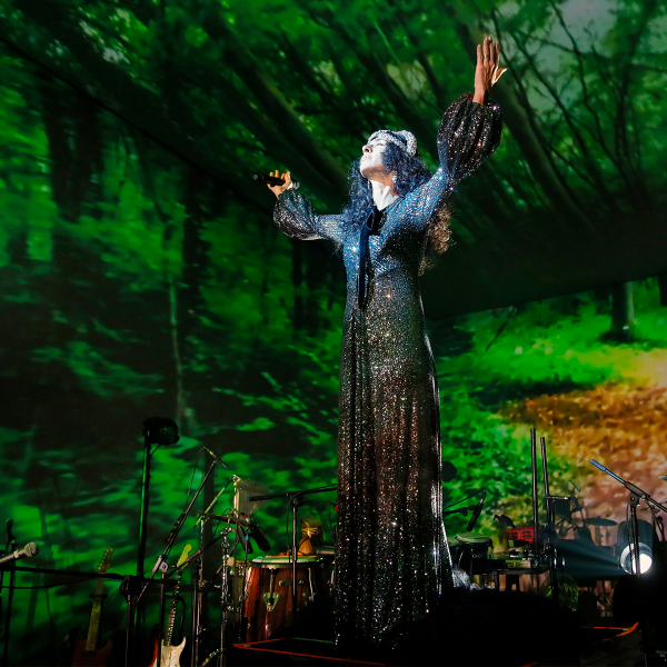 Além do espetáculo musical, Marisa Monte dá show na escolha do figurino para a turnê “Portas”