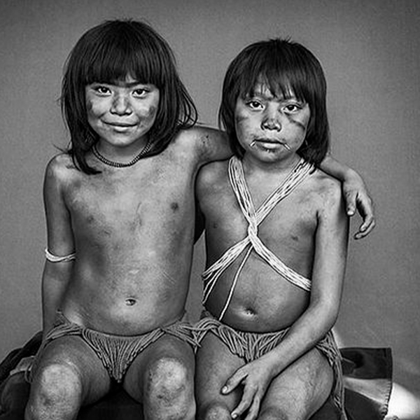 Sebastião Salgado exibe mais de 200 fotos na exposição imersiva e urgente “Amazônia”