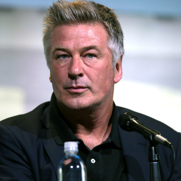 Alec Baldwin compra fazenda de R$ 9 milhões e dá sinais de aposentaria depois de tragédia no set de filmagem