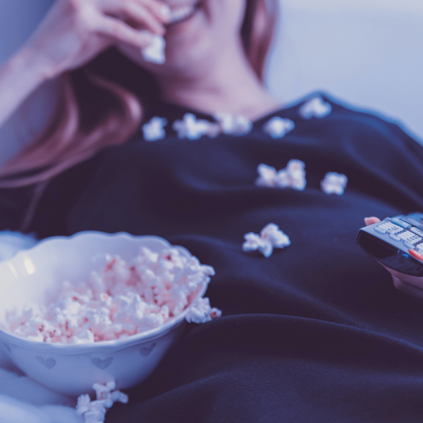 Chay Suede, Laura Neiva, Sarah Oliveira e outros indicam séries para maratonar durante a folia