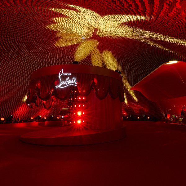 PFW: Louboutin desfila coleção em espaço projetado por Niemeyer, seu arquiteto favorito