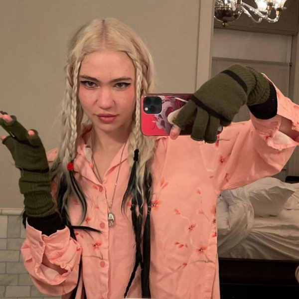 Grimes, ex de Elon Musk, declara que Twitter ‘é muito ruim para a saúde mental’