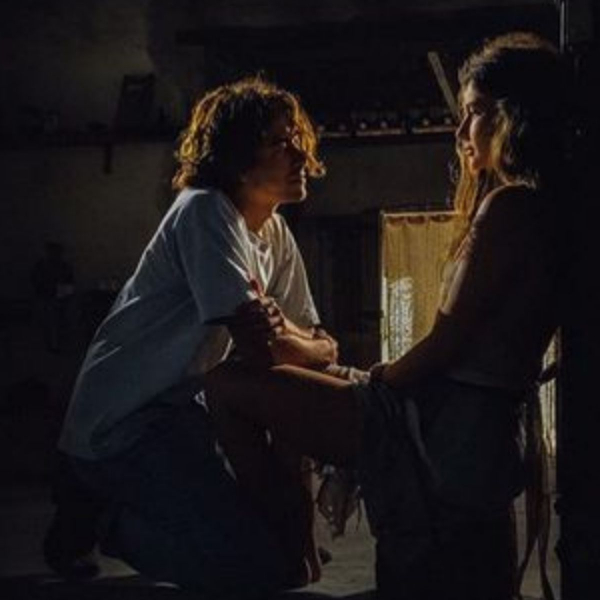 Alanis Guillen, a Juma de ‘Pantanal’, faz aniversário e ganha bolo, selinho e declaração de Jesuíta Barbosa