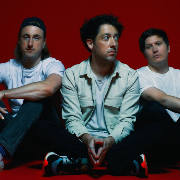 The Wombats, banda indie do Lolla que viralizou no TikTok, analisa sucesso nas redes: ‘É sobre se conectar com pessoas’