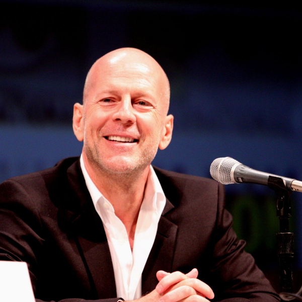 Família de Bruce Willis anuncia que o astro tem distúrbio mental parecido com demência e vai se aposentar